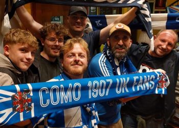 Como-calcio-tifosi-inglesi-sciarpa