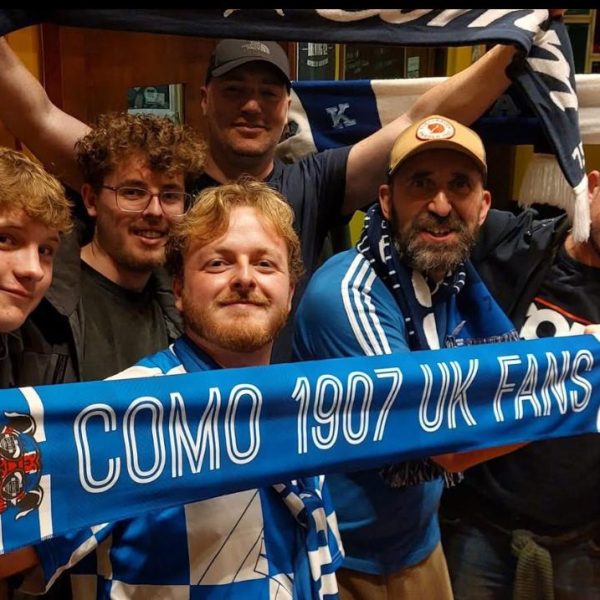 Como-calcio-tifosi-inglesi-sciarpa