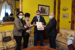 Consegna Medaglia d'Oro familiari Don Roberto Malgesini
