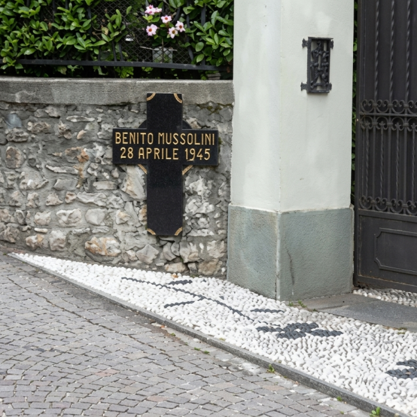 Croce-Mussolini-Giulino-Mezzegra-Villa-Belmonte-1