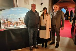 Da sinistra Flaviano Marzorati, Presidente Associazione Italiana Amici del Presepio di Novedrate, Isabella Tovaglieri e Serafino Grassi