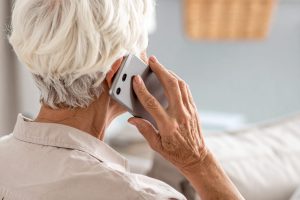 Donna-Anziana-Telefono
