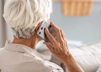 Donna-Anziana-Telefono