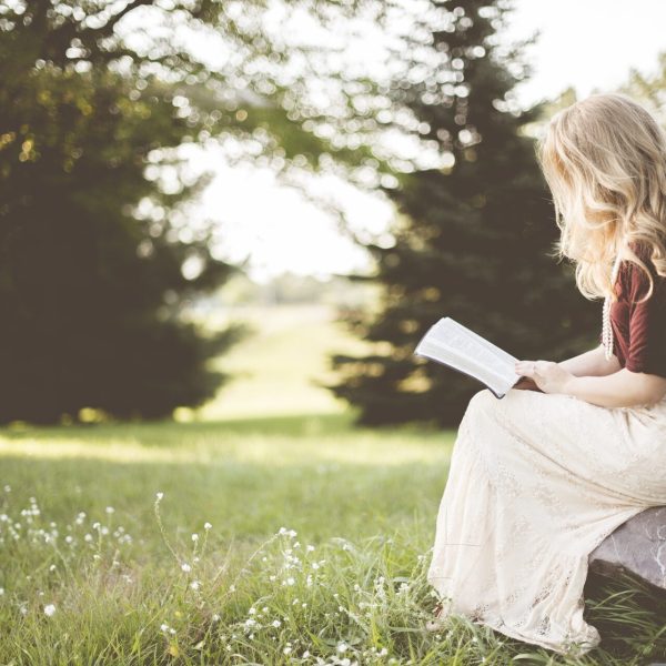 Donna-Che-Legge-Libro