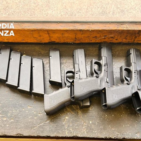 Finanza-Dogana-Droga-Pistole (2)