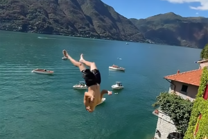 Harry Davies e il tuffo pericoloso nel lago di Como