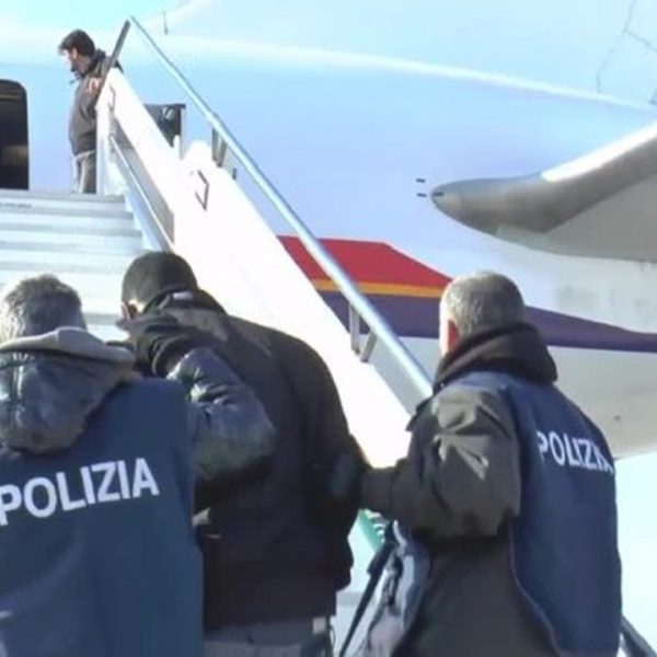 Immigrazione-aereo-espusione-polizia