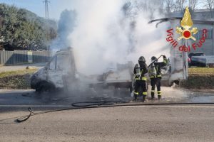 Incendio-Autocarro-Arosio-Vigili-Del-Fuoco (1)