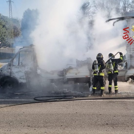 Incendio-Autocarro-Arosio-Vigili-Del-Fuoco (1)