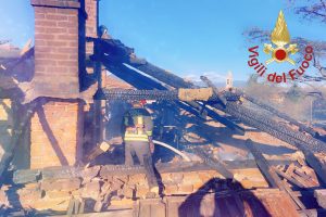 Incendio-Cagno-Vigili-Del-Fuoco (2)