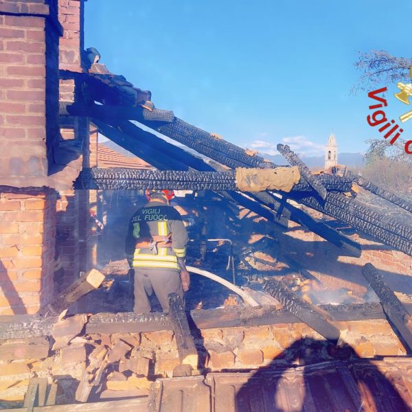 Incendio-Cagno-Vigili-Del-Fuoco (2)