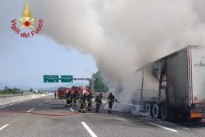 Incendio-Camion-A9-Vigili-Fuoco (1)