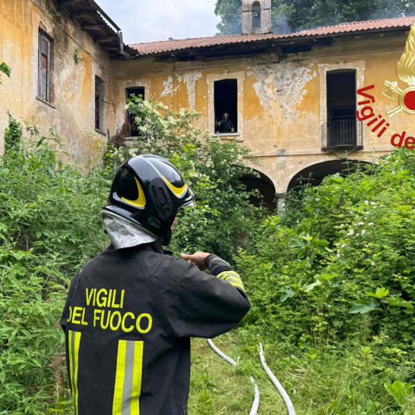 Incendio-Villa-Lucini-Beregazzo-con-Figliaro (1)