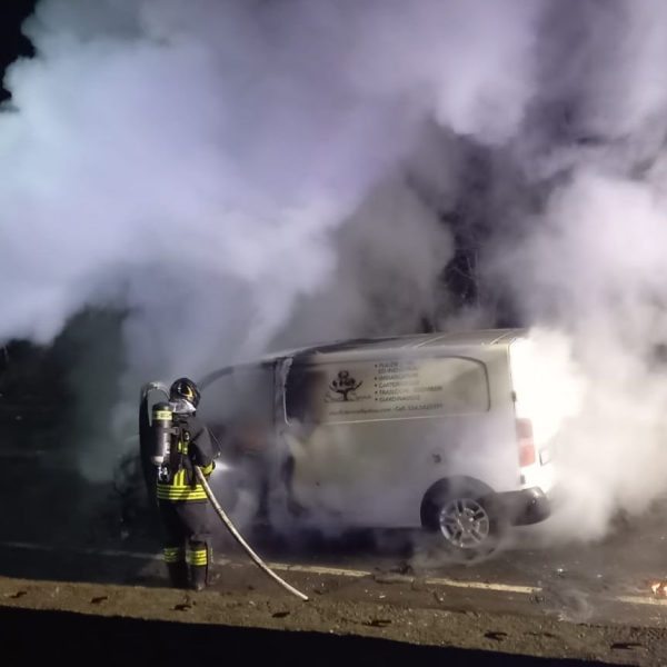 Incidente-Furgone-Bregnano-Vigili-Fuoco-2