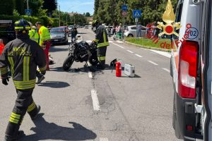 Incidente-Mariano-Comense-Auto-Moto-Vigili-Fuoco