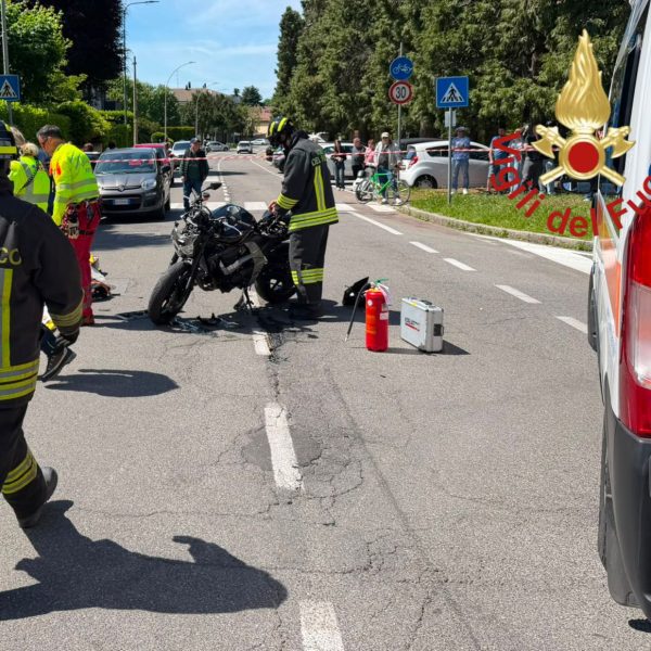 Incidente-Mariano-Comense-Auto-Moto-Vigili-Fuoco