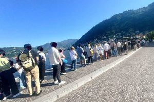 Lungolago-Piazza-Cavour-Turisti-Code-Navigazione (1)