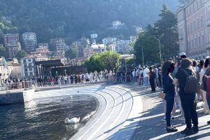 Lungolago-Piazza-Cavour-Turisti-Code-Navigazione (3)