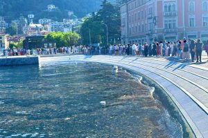 Lungolago-Piazza-Cavour-Turisti-Code-Navigazione (4)