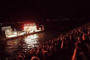 Palco gallegggiante con spettacolo a Lecco nel 2023
