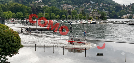 Piazza-Cavour-Allagata-Auto-Croce-Rossa