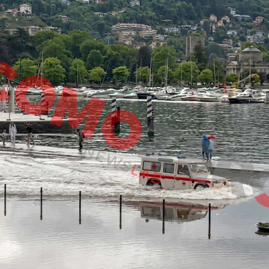 Piazza-Cavour-Allagata-Auto-Croce-Rossa