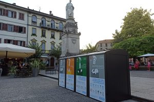 Piazza Volta-bidoni spazzatura1