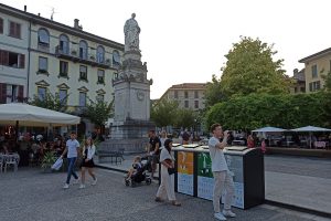 Piazza Volta-bidoni spazzatura3