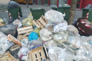 Rifiuti-Spazzatura-Piazza-Volta (4)