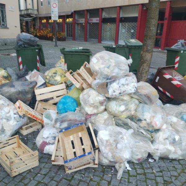 Rifiuti-Spazzatura-Piazza-Volta (4)