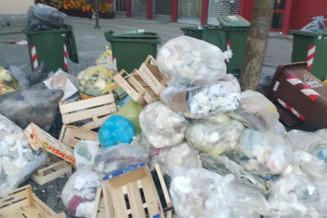 Rifiuti-Spazzatura-Piazza-Volta (44)