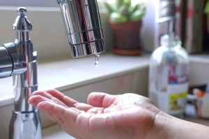 Rubinetto-Acqua-Mano-1