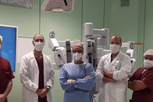 Samuel Temi, infermiere, Pasquale Misitano chirurgo, Daniela Bernasconi, strumentista, Fabrizio Cantore, chirurgo, Alferio Caiazzo, operatore socio-sanitario con il Robot Da Vinci