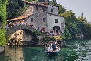 Sbarco degli Argonauti all'orrido di Nesso Lake Como Walking Festival 2022 (foto Mirna Ortiz)