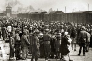 Selection_on_the_ramp_at_Auschwitz-Birkenau,_1944_(Auschwitz_Album)_1a
