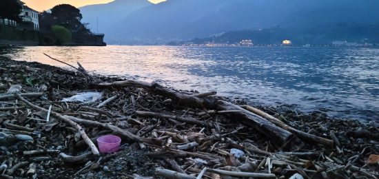 Spiaggia lago Como - plastica