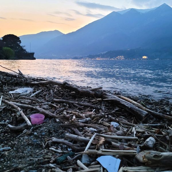 Spiaggia lago Como - plastica