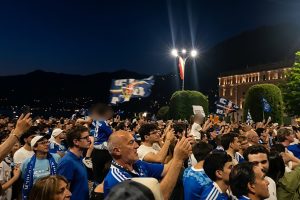 Tifosi-Piazza-Cavour-Festa-Como-111