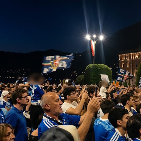 Tifosi-Piazza-Cavour-Festa-Como-111