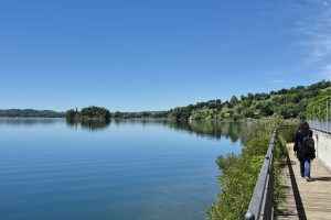 Un tratto della passeggiata in riva al lago di Pusiano