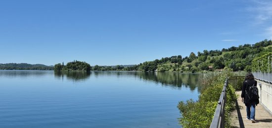 Un tratto della passeggiata in riva al lago di Pusiano
