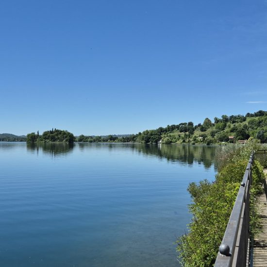 Un tratto della passeggiata in riva al lago di Pusiano
