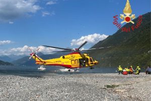 Vigili-del-Fuoco-Gommone-Elisoccorso-Motoscafo-Lezzeno (1)