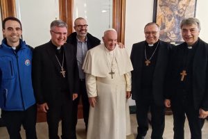 Da sinistra, don Mattia Ferrari, l’arcivescovo di Palermo Corrado Lorefice, Nello Scavo, Papa Francesco, il cardinale Francesco Montenegro (arcivescovo emerito di Agrigento), il cardinale Domenico Battaglia, arcivescovo di Napoli