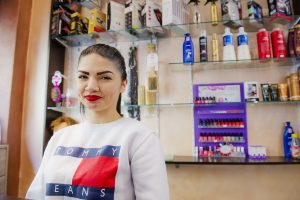 Como Yasemin Parlak del negozio di parrucchiere Euro Asia Salone in via Milano                   ph: Carlo Pozzoni