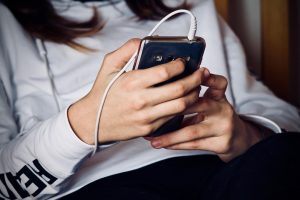 adolescenti ragazzi smarphone