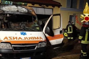 ambulanza-fiamme-dongo-vigili-fuoco