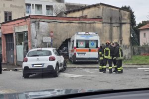 ambulanza nel muro