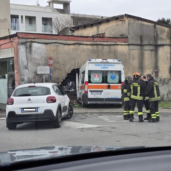 ambulanza nel muro