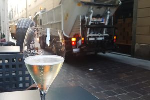 aperitivo-spazzatura-rifiuti-bicchiere